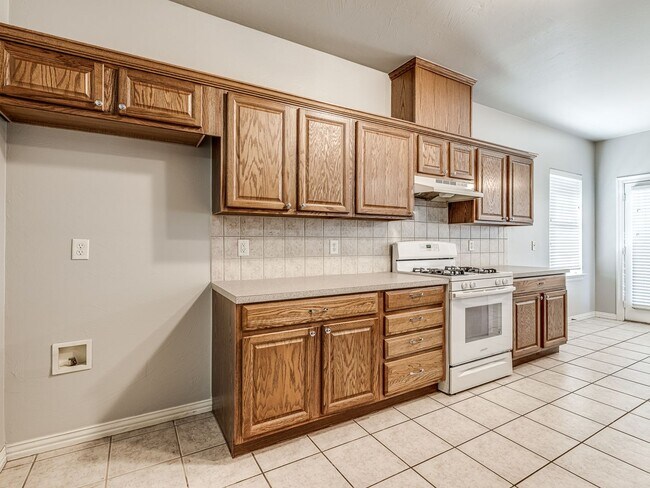 Building Photo - Well kept home in Edmond + 3 bedrooms + Office + Edmond Schools