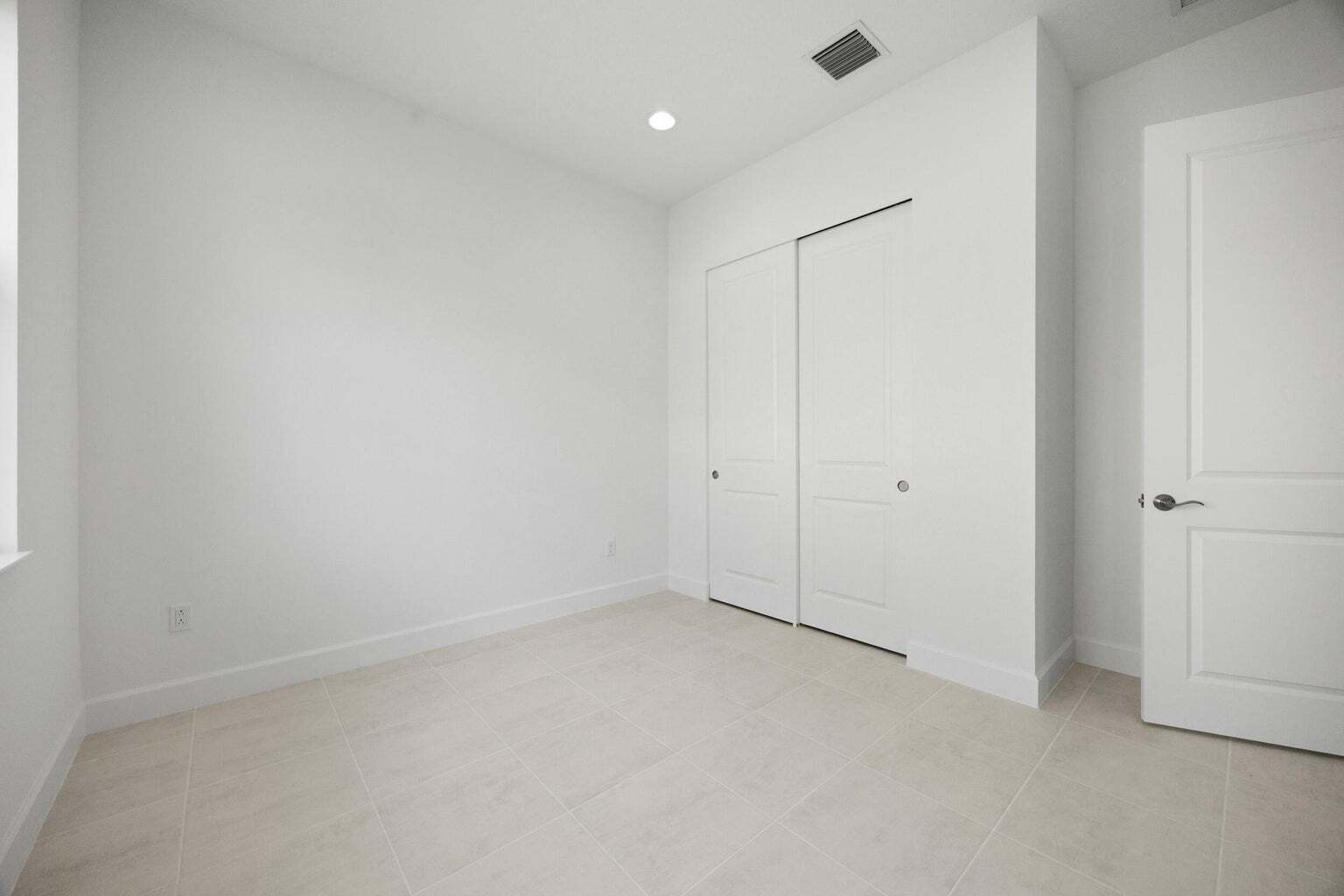 Building Photo - 15144 Wildwood Cir