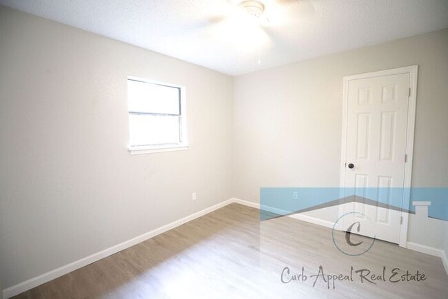 Building Photo - First month move in special $450!! 2-bedroom, 1-bath apt Trumann - HUD accepted