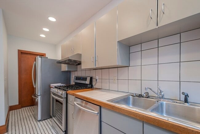 Building Photo - 2 Newport Rd