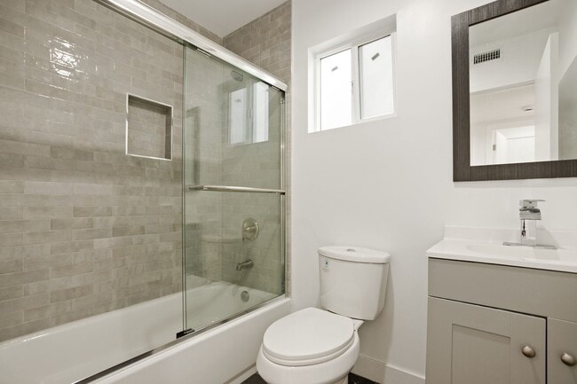 Building Photo - 4232 Rosewood Ave