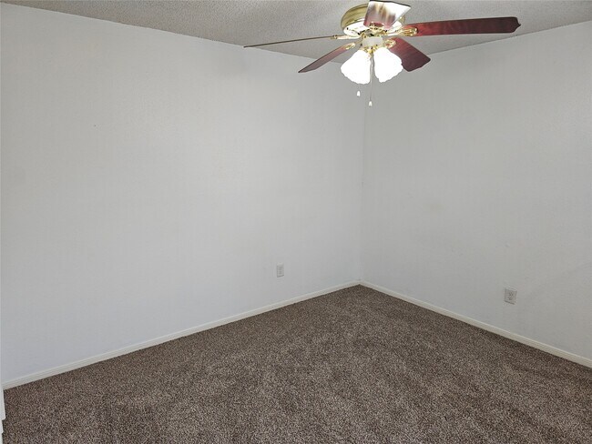Building Photo - 221 Palm Aire Dr