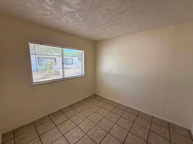 Building Photo - 460 E Delano St