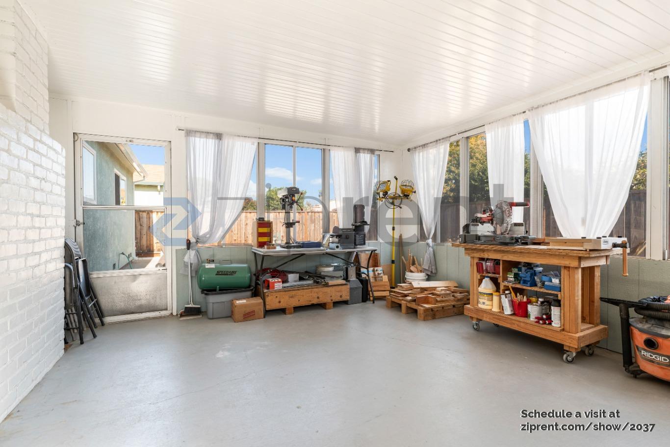 Building Photo - Unit