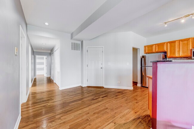 Building Photo - 102 N Hamlin Ave