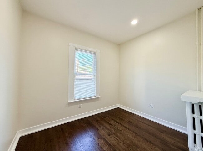 Building Photo - 5536 N Spaulding Ave
