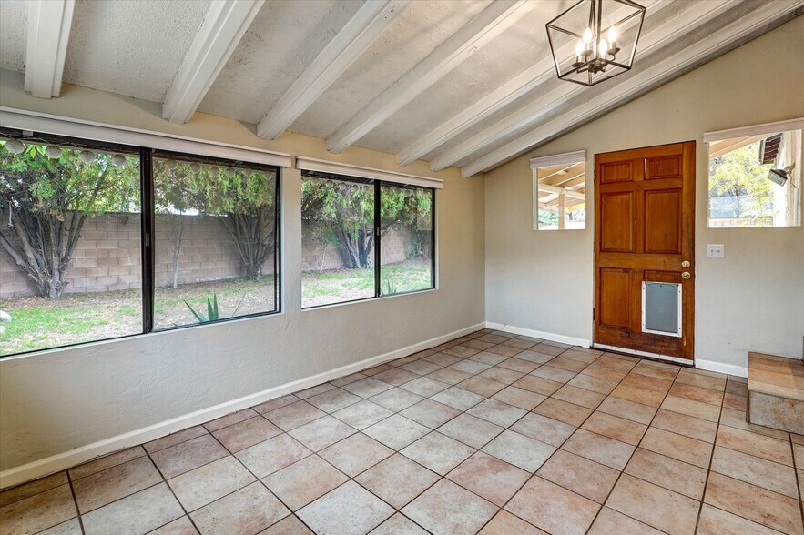 Building Photo - 5863 Alonzo Ave