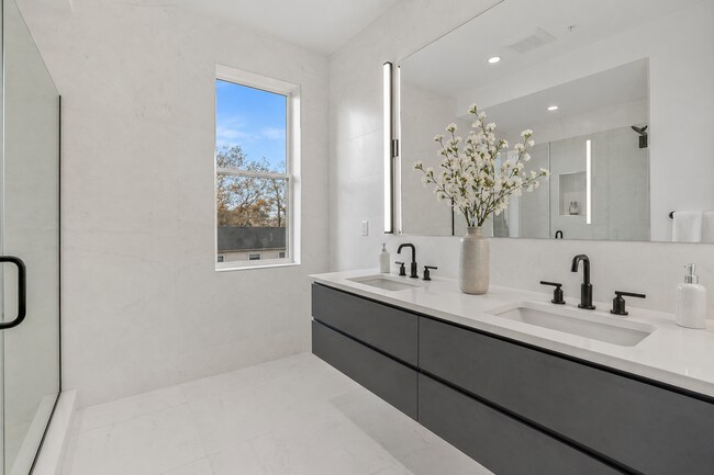 Building Photo - Garage parking, private outdoor space, and skyline views—this Northern Liberties home checks ever...
