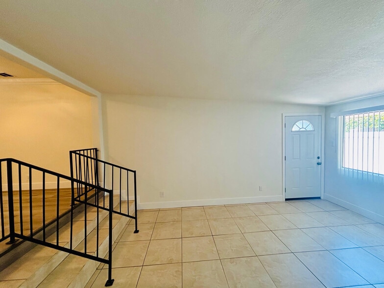 Building Photo - 6533 Balcom Ave