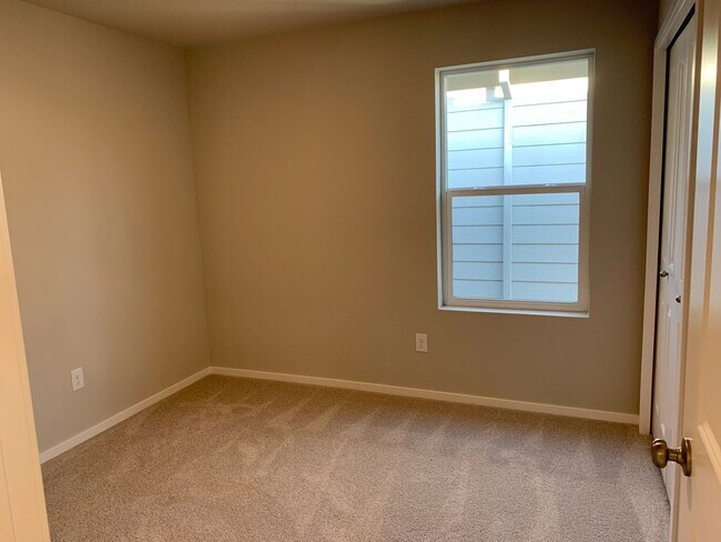 Building Photo - Gorgeous  4 Bed 2.5 Bath Home in Camas! Union School District! Laminate Floors Throughout Main! S...