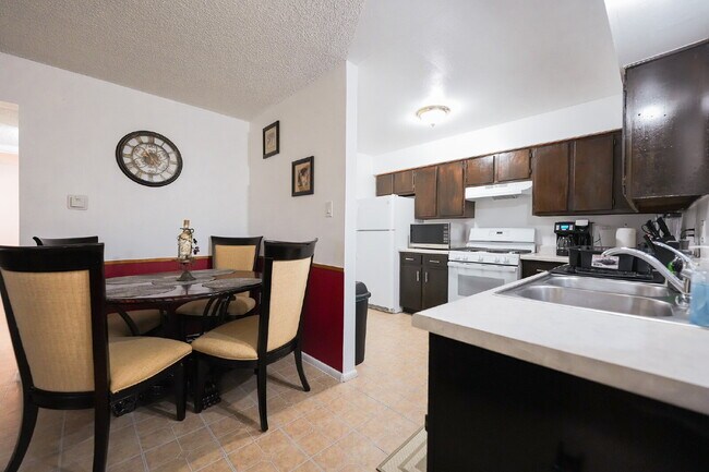 Building Photo - Warm and Welcoming Fully Furnished 2BR/1BA...