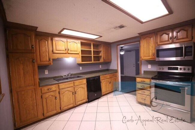 Building Photo - Recently renovated 3 bed, 1 bath house - includes workshop (electricity & bath), storage shed & f...