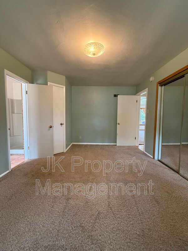 Building Photo - 806 Forest Ave