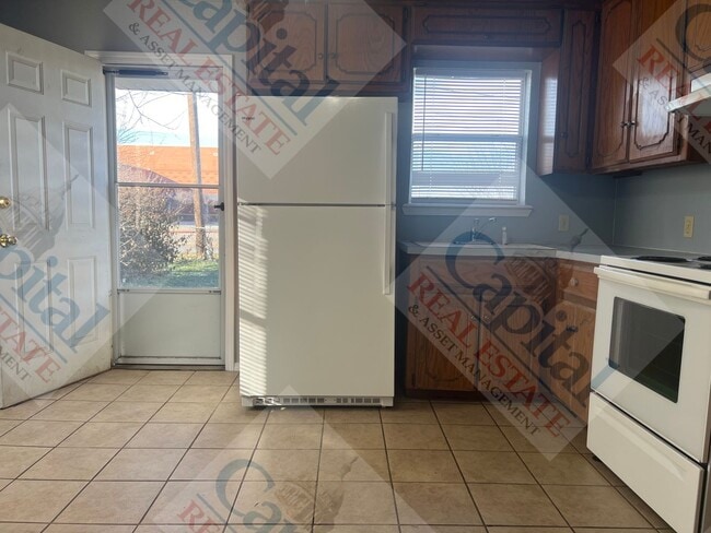 Building Photo - Cozy 2 Bedroom