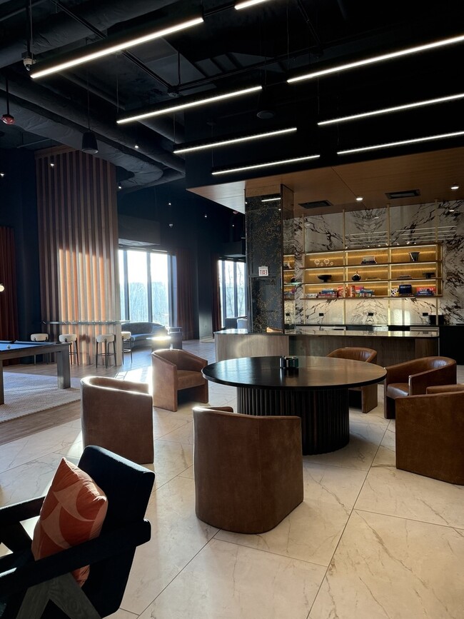 Building Photo - 1101 W Van Buren St