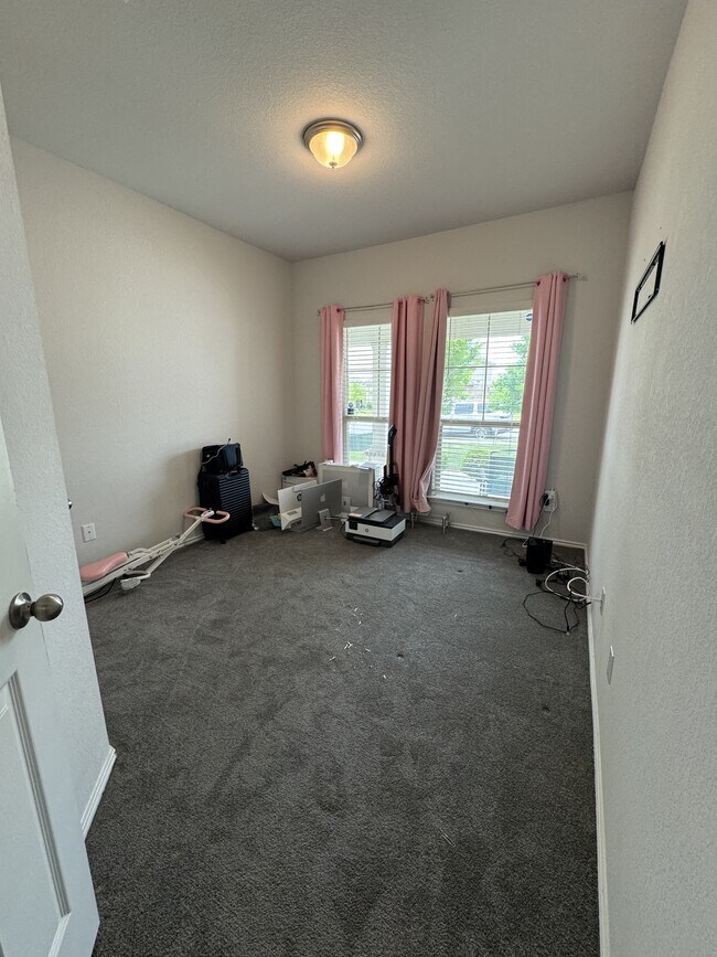 Building Photo - 8506 Stonehollow Dr