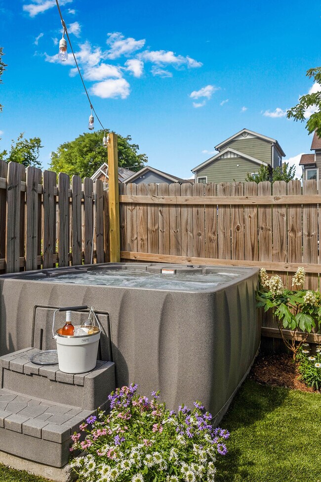 Building Photo - 916 11th Ave N