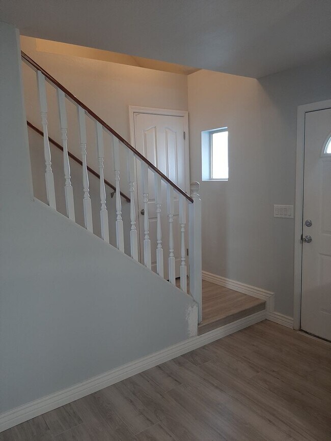 Building Photo - Amazing Panoramic Views & Room to Spread o...