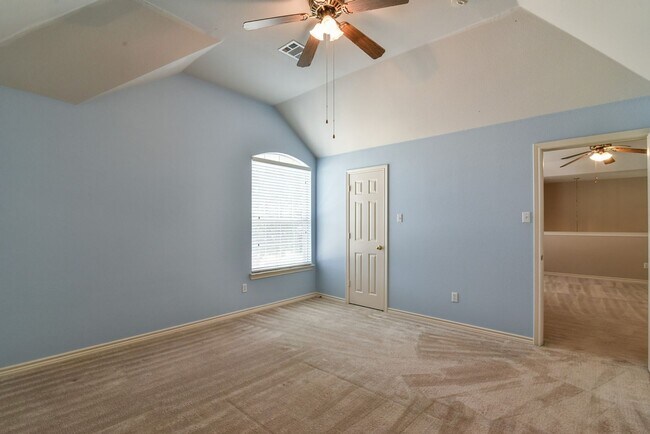 Building Photo - Large Mansfield High Home Centrally Located
