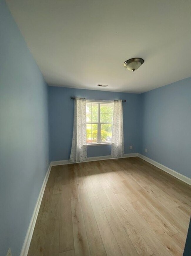 Building Photo - Welcome to this stunning 3-bedroom, 2-bathroom home located in Courntey Pines
