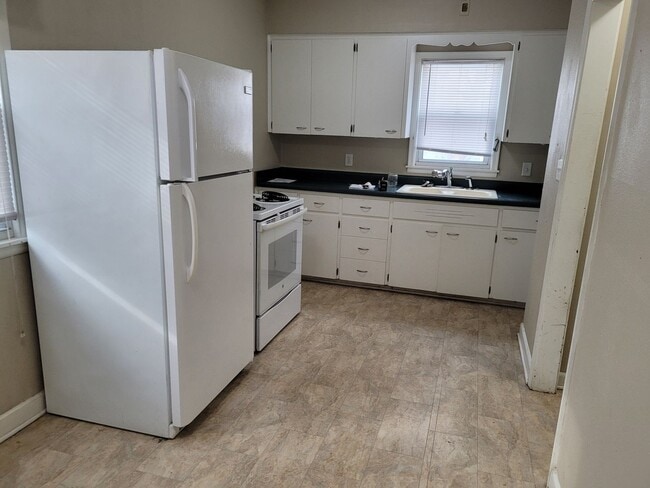 Building Photo - 2 bedroom, 1 bathroom with 1 car garage!