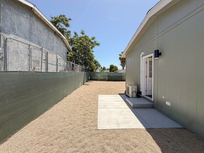 Building Photo - ~ AVAILABLE NOW ~ DUPLEX (LEFT)