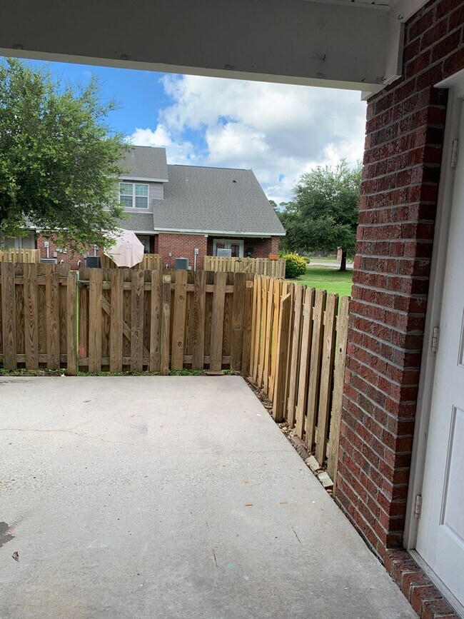 Building Photo - 2 Bedroom 1.5 Bath Townhome in Pleasant Gr...