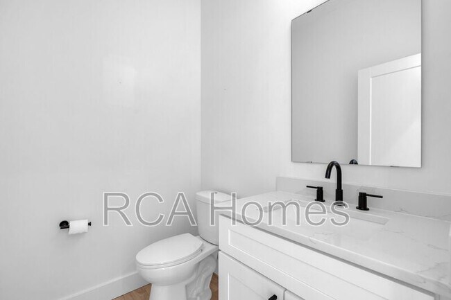 Building Photo - 1225 Hoyt Ave