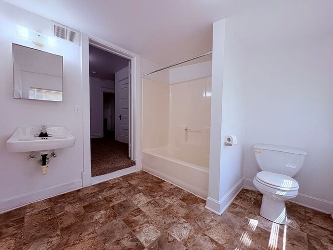 Building Photo - 523 W Maple Ave