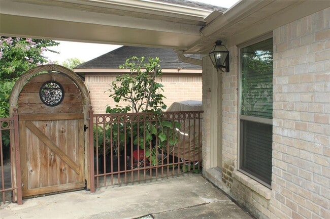 Building Photo - 514 Rozelle Ave