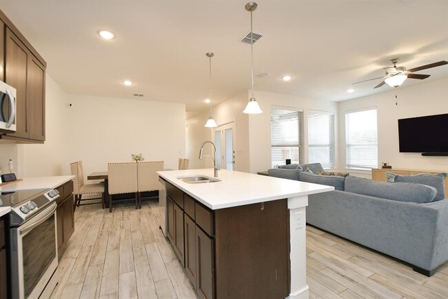 Building Photo - 424 Parkline Dr
