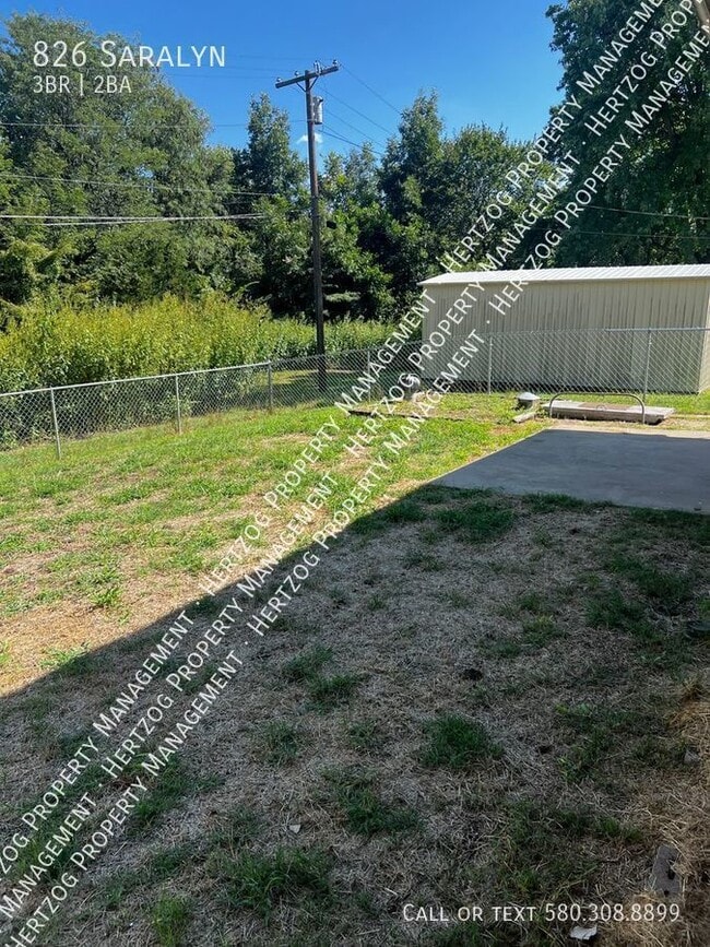 Building Photo - 826 Saralyn-