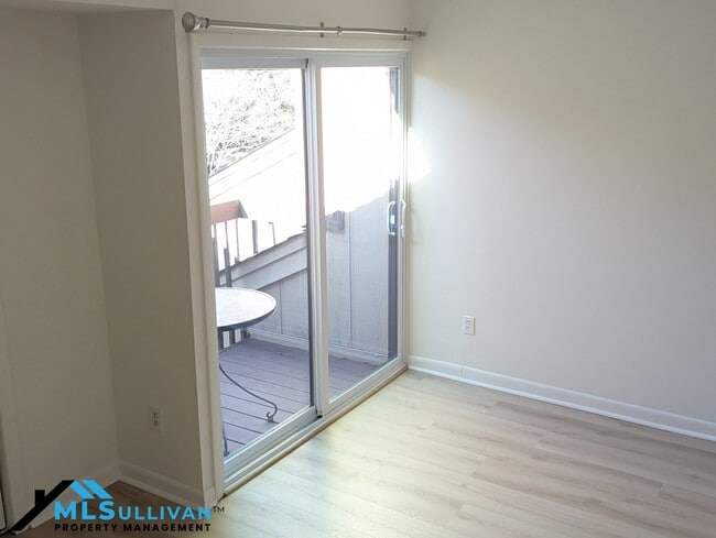 Building Photo - 4100-4105 Five Oaks Dr