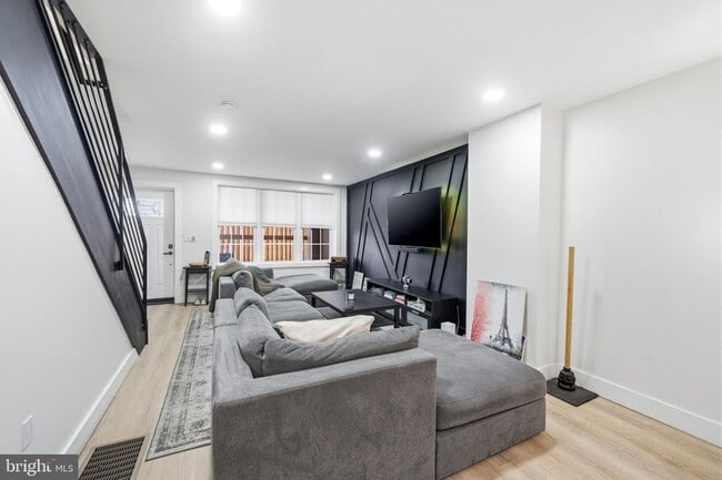 Building Photo - 268 W Duncannon Ave