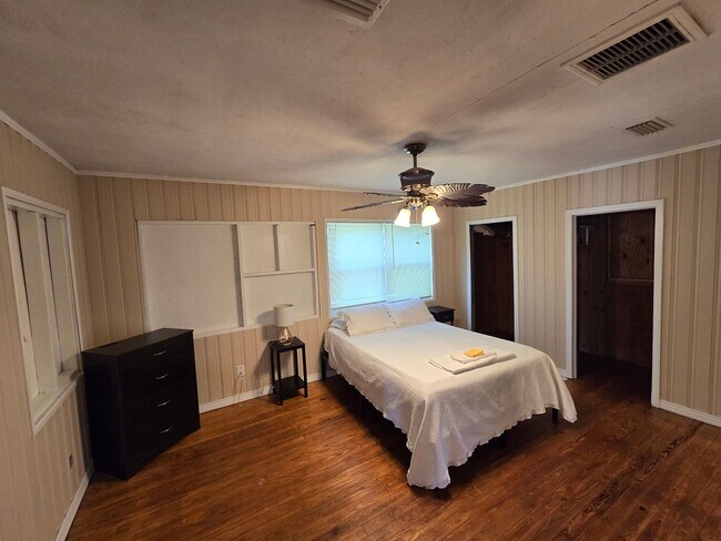 Building Photo - Midtown Charmer- Price reduced.  Call to see house today!!