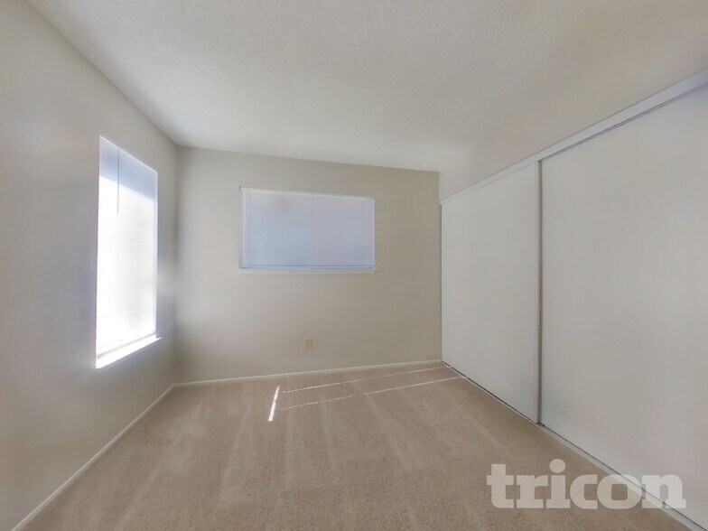 Building Photo - 1213 Essex Dr