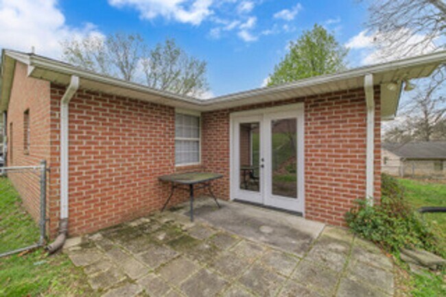 Building Photo - Knoxville 37912 - 3 bedroom 2 bath - call Kathy Leveille 865-556-0370