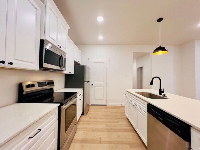 Building Photo - PRE-LEASING FOR JUNE OR JULY! Spacious Townhome in Escondido