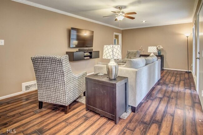 Building Photo - Discover the charm of this cozy single-family home, where your dreams can take shape and flourish!
