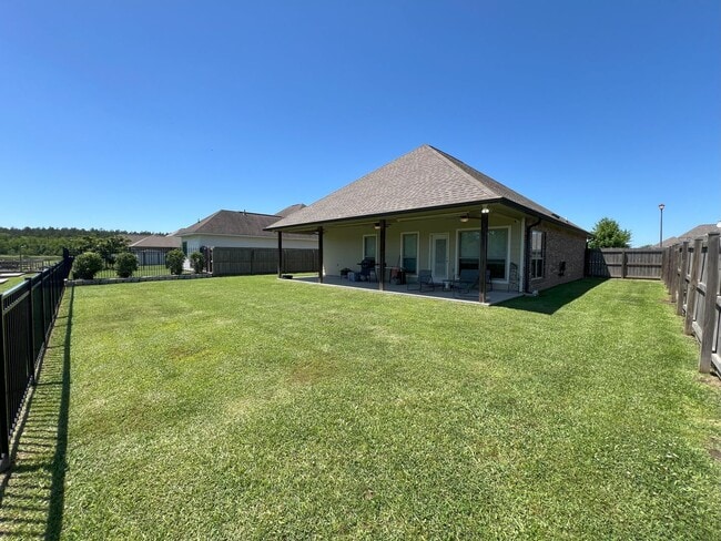 Building Photo - 3 Bedroom 2 Bath home located in Lakeside ...