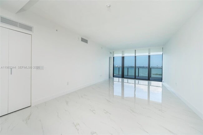 Building Photo - 700 NE 24th St