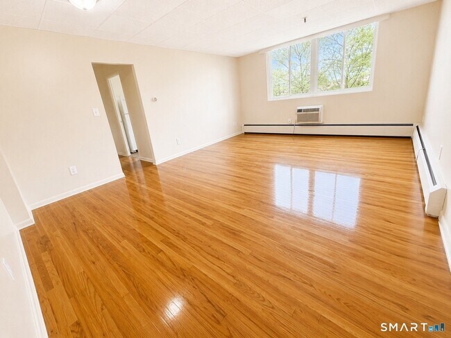 Building Photo - 71 Catlin St