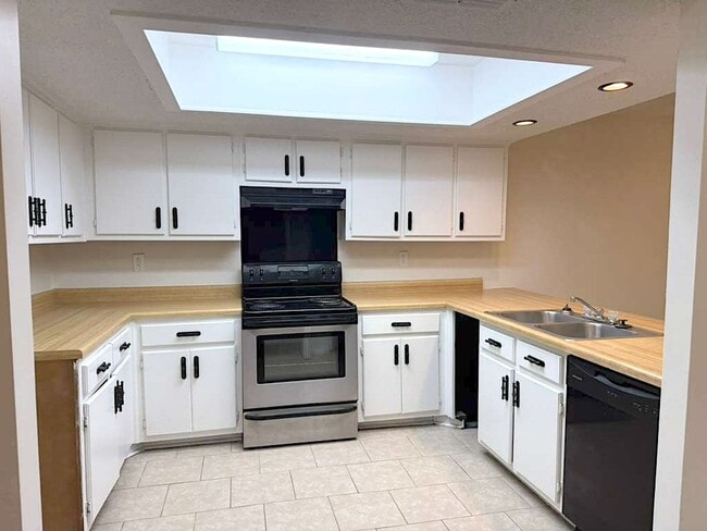 Building Photo - 3039 Greenlodge Ln