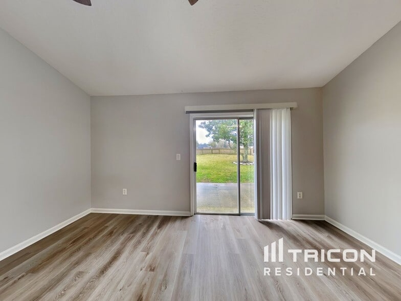 Building Photo - 2450 Creekfront Dr