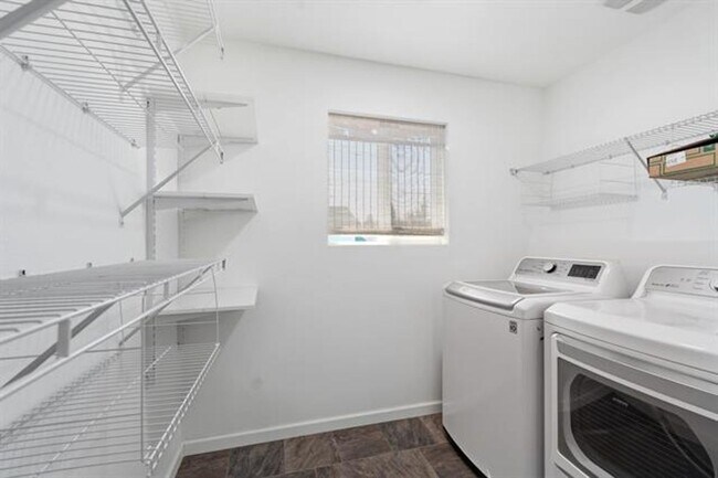 Building Photo - 124 S Glenbrook Ct