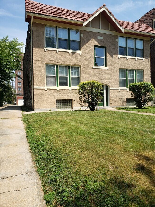 Building Photo - 4 family 1 bedroom units