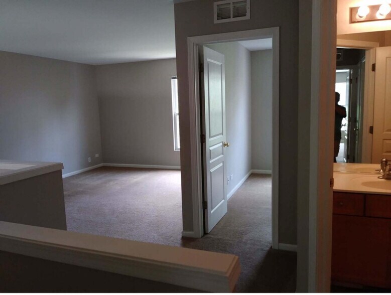 Building Photo - 481 Metropolitan St