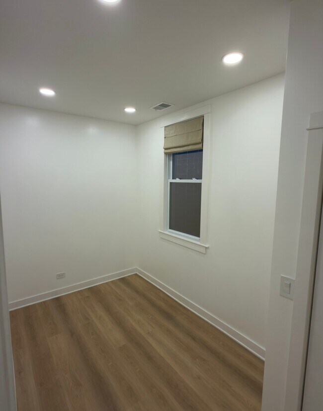 Building Photo - 1529 N Maplewood Ave