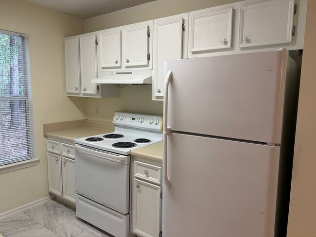 Building Photo - Private End Unit - First Floor - Reserve at Woodbridge