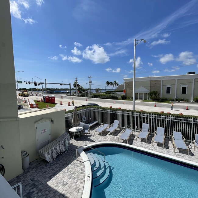 Building Photo - 3915 S Flagler Dr